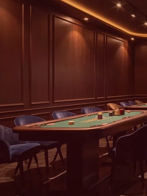La galerie de la cour à la tombée du jour